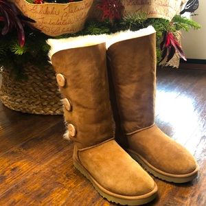 UGG BRAND NEW NEVER WORN Bailey Suede Triplet